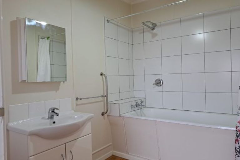 Photo of property in 33 Queen Street, Upper Hutt Central, Upper Hutt, 5018