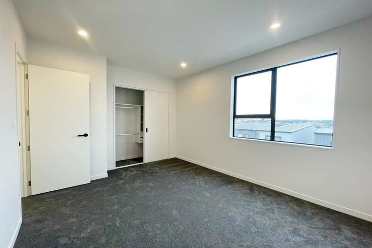 Photo of property in 9 Heketara Way, Massey, Auckland, 0614