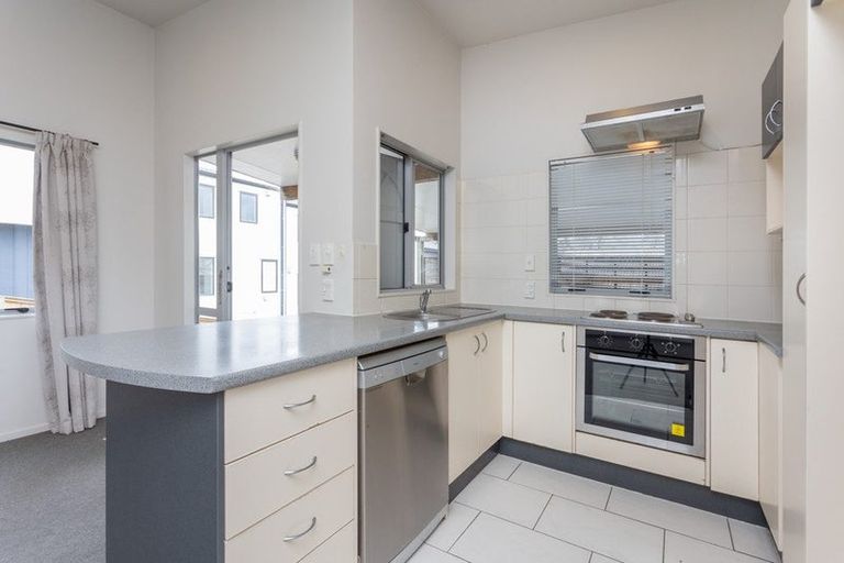 Photo of property in 18 Totaravale Drive, Totara Vale, Auckland, 0629