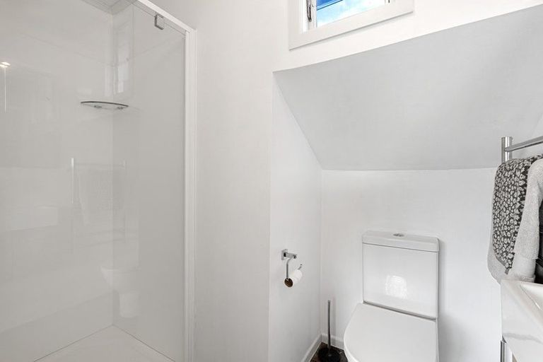 Photo of property in 318 Queens Drive, Lyall Bay, Wellington, 6022