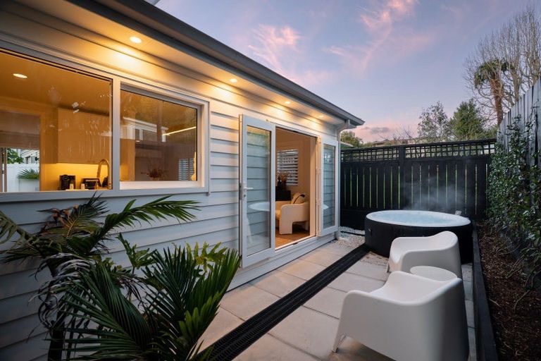 Photo of property in 2/6 Marsh Avenue, Forrest Hill, Auckland, 0620