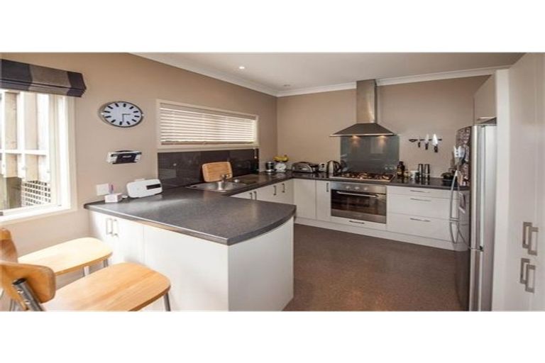 Photo of property in 40c Ruskin Road, Newlands, Wellington, 6037