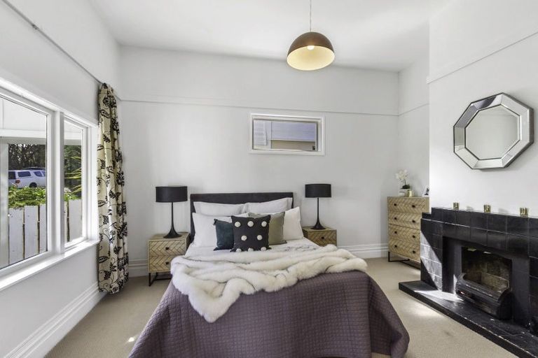 Photo of property in 16 Woburn Road, Northland, Wellington, 6012