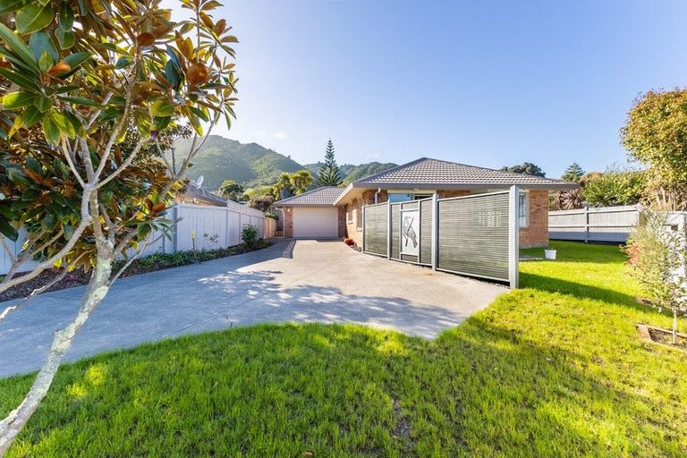Photo of property in 15 Balmerino Grove, Waikanae, 5036