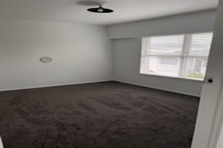 Photo of property in 1/12 Lake Road, Northcote, Auckland, 0627