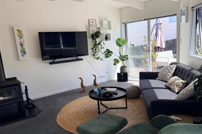 Photo of property in 2 Hanui Place, Massey, Auckland, 0614