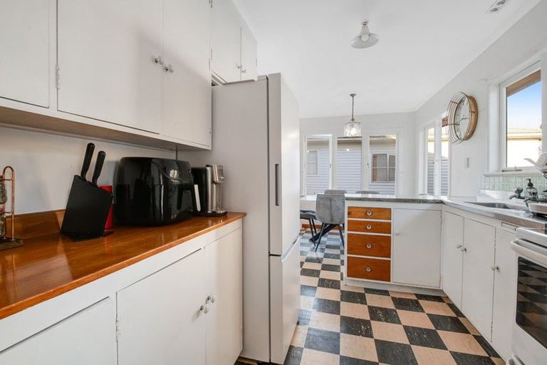 Photo of property in 19 View Road, Glenfield, Auckland, 0627