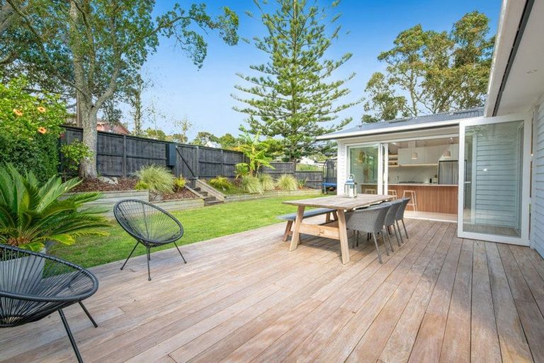 Photo of property in 10 Pohutukawa Avenue, Red Beach, 0932