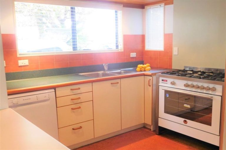 Photo of property in 28 Sunset Road, Unsworth Heights, Auckland, 0632