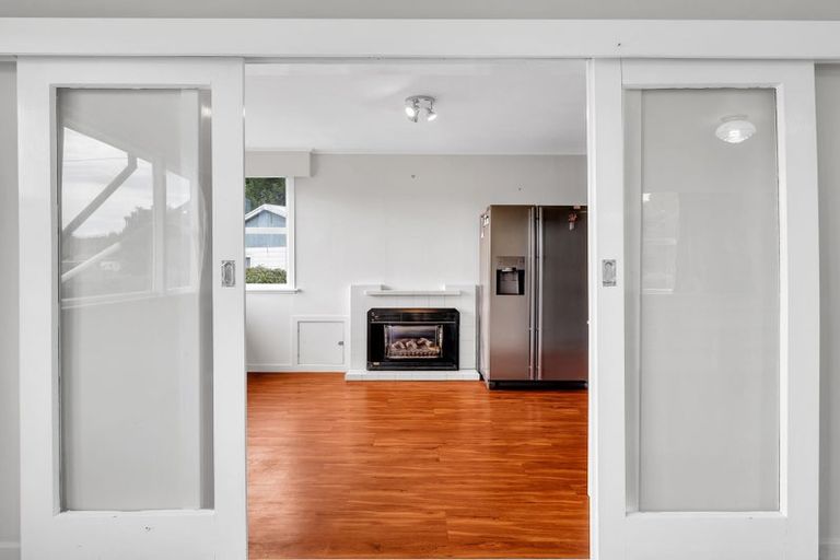 Photo of property in 16 Milne Street, Hunterville, 4730