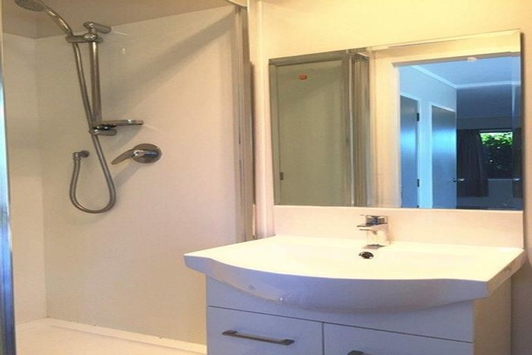 Photo of property in 24 Jillteresa Crescent, Half Moon Bay, Auckland, 2012