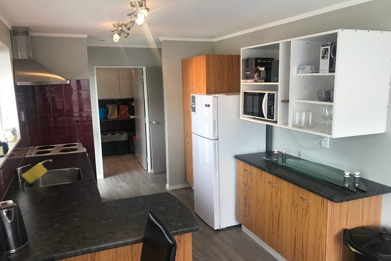 Photo of property in 22 Evesham Place, Newlands, Wellington, 6037