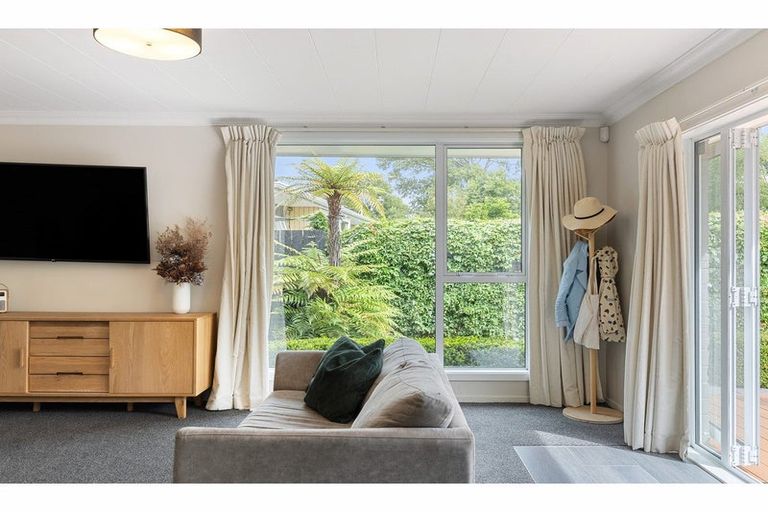 Photo of property in 2/5 Esher Place, Saint Martins, Christchurch, 8022