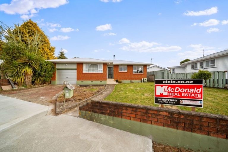 Photo of property in 21 Montjoy Street, Stratford, 4332