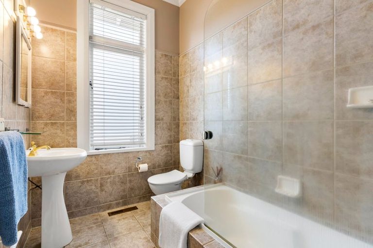 Photo of property in 8 Tiri Road, Milford, Auckland, 0620