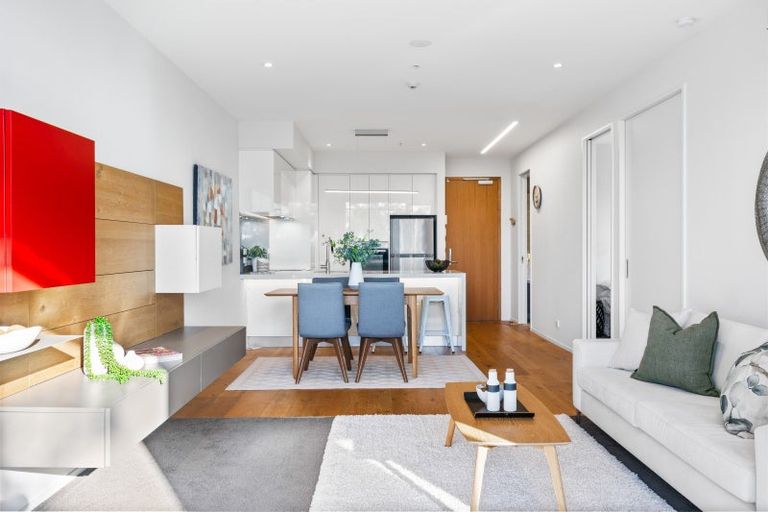 Photo of property in 6/585g Beach Road, Rothesay Bay, Auckland, 0630