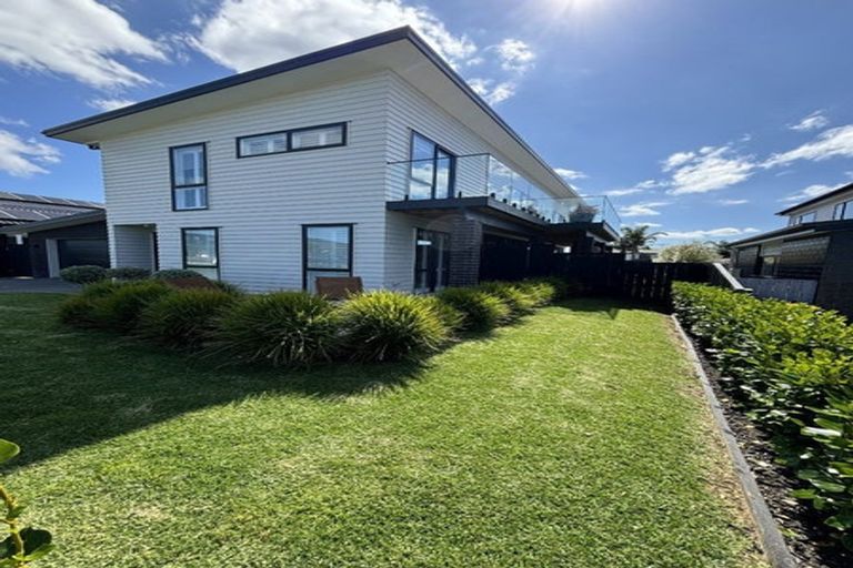 Photo of property in 16 Mutetai Road, Clarks Beach, 2122