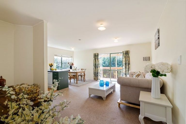 Photo of property in 2/1 Nea Place, Hillcrest, Auckland, 0627