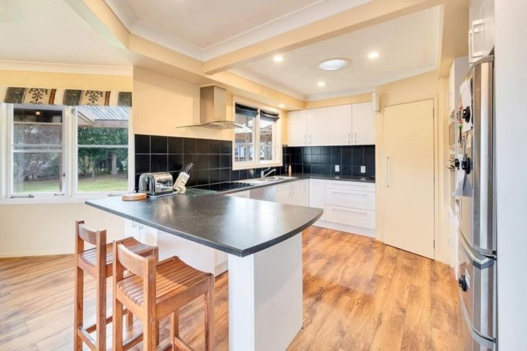 Photo of property in 52 Awaroa Road, Helensville, 0800