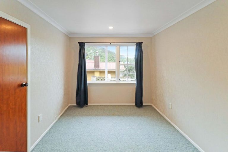 Photo of property in 17 Holmes Grove, Naenae, Lower Hutt, 5011