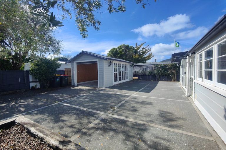 Photo of property in 28 Whites Line West, Woburn, Lower Hutt, 5010