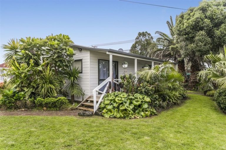 Photo of property in 82 Taikata Road, Te Atatu Peninsula, Auckland, 0610