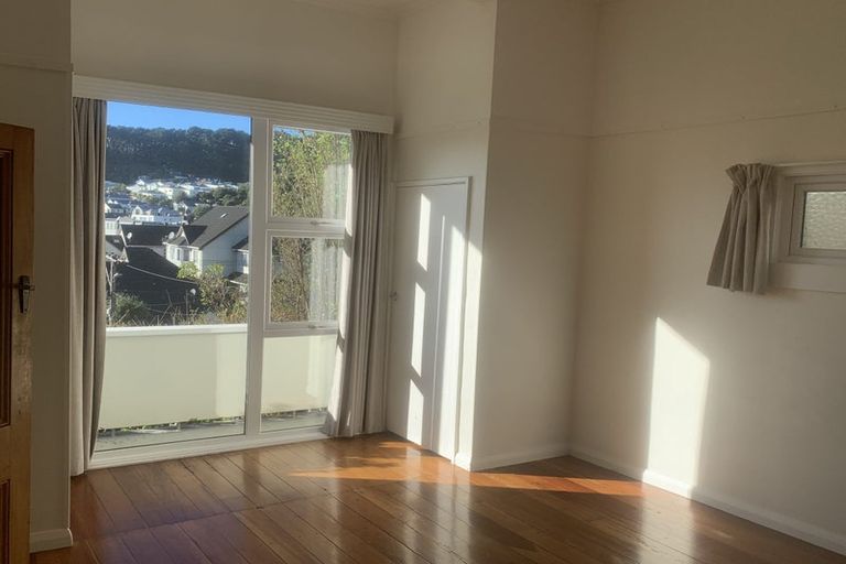 Photo of property in 37 Ara Paiwhenua, Tawa, Wellington, 5028