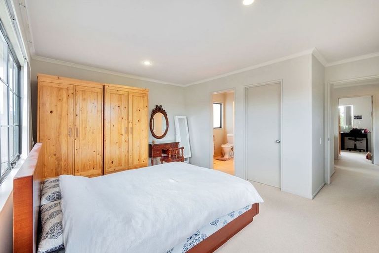 Photo of property in 8 Applebox Lane, Henderson, Auckland, 0612