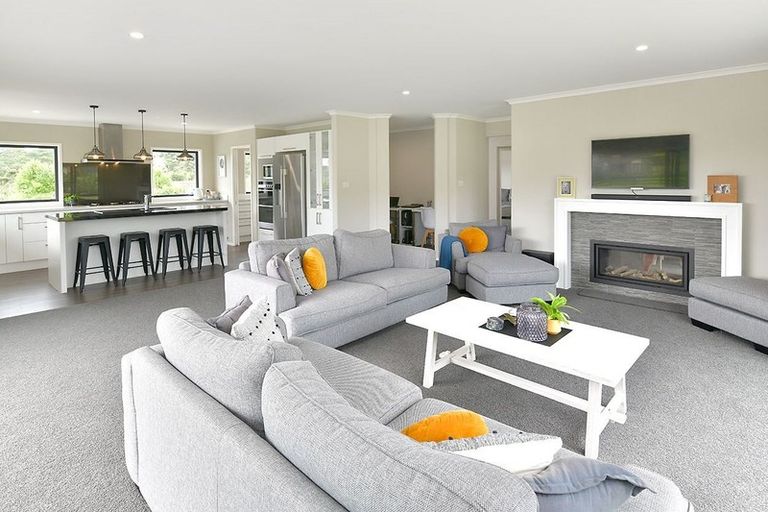 Photo of property in 4 Loretta Place, Red Beach, 0932