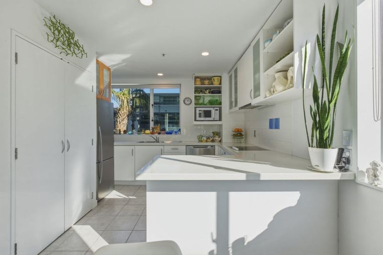 Photo of property in 2/12 Maunganui Road, Mount Maunganui, 3116
