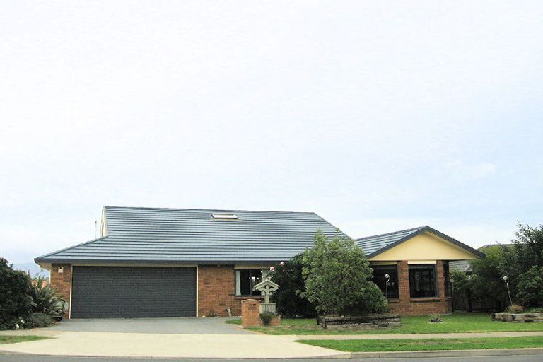 Photo of property in 4 Shearwater Rise, Paraparaumu Beach, Paraparaumu, 5032