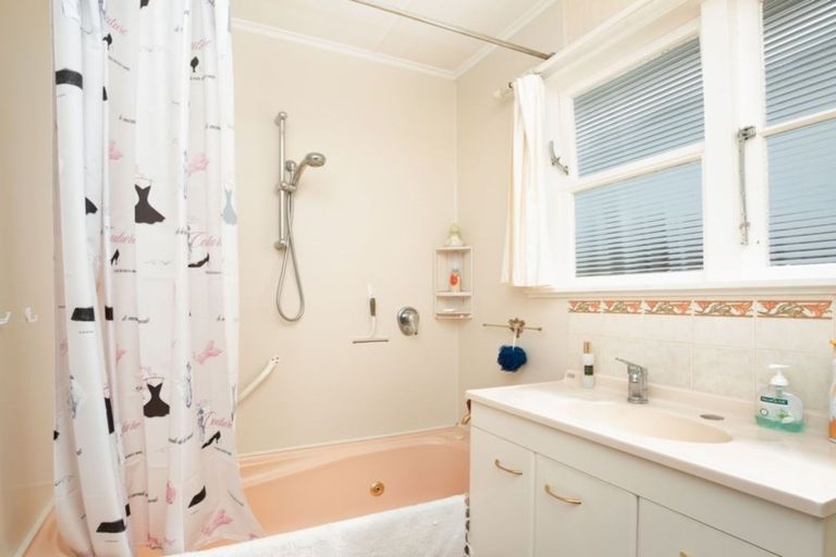 Photo of property in 25 Chester Road, Tawa, Wellington, 5028