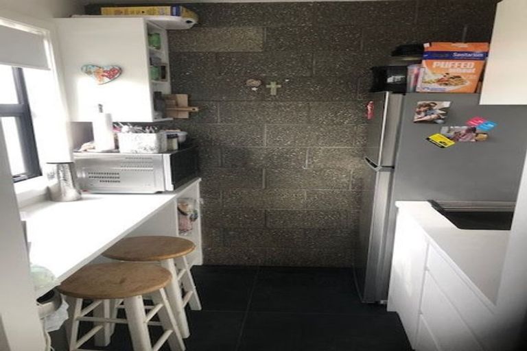 Photo of property in 16 Chapman Road, Te Atatu Peninsula, Auckland, 0610