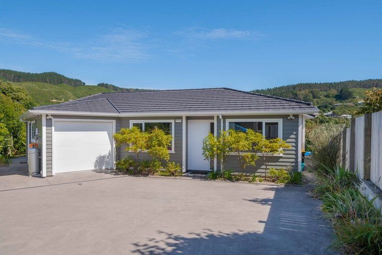 Photo of property in 10 Larsen Crescent, Tawa, Wellington, 5028