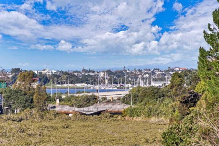 Photo of property in 3/23 Lake Road, Northcote, Auckland, 0627