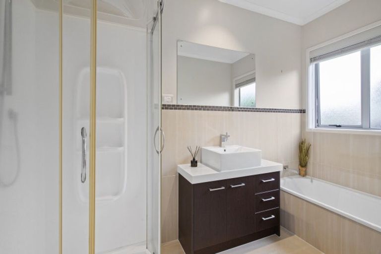 Photo of property in 23 Ina Ville Drive, Pukekohe, 2120