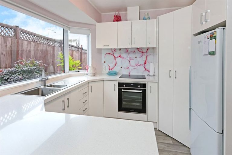 Photo of property in 2/100 Rhinevale Close, Henderson, Auckland, 0612