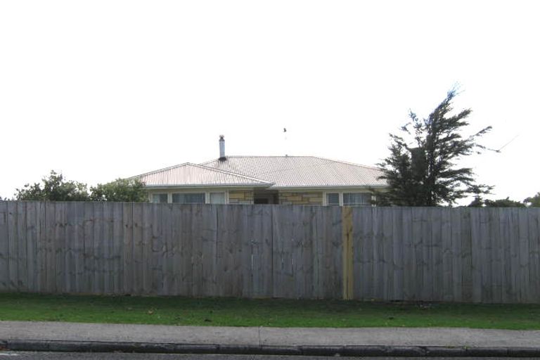 Photo of property in 24 Royal View Road, Te Atatu South, Auckland, 0610