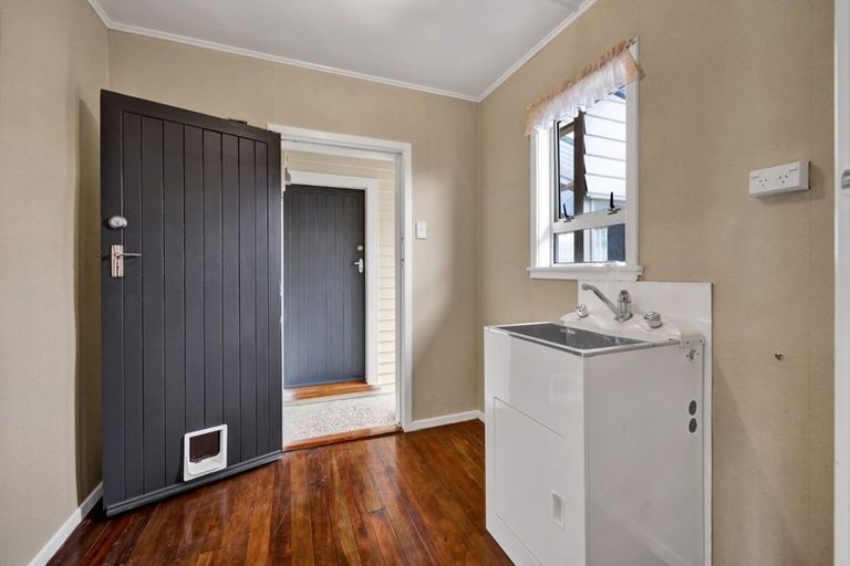 Photo of property in 1 Falstaff Street, Stratford, 4332