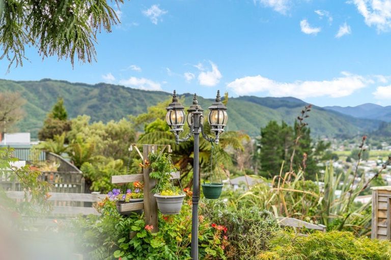 Photo of property in 17 Seymour Grove, Kingsley Heights, Upper Hutt, 5018