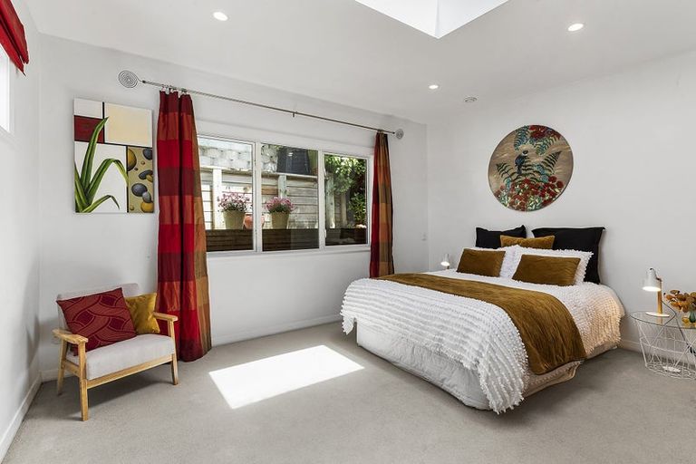 Photo of property in 353 Karaka Bay Road, Karaka Bays, Wellington, 6022