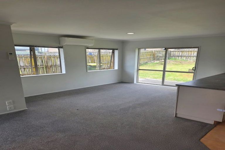 Photo of property in 16 Loughinisland Place, Weymouth, Auckland, 2103
