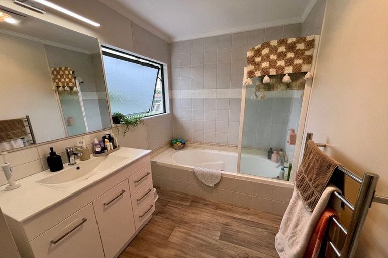 Photo of property in 12a Grainger Road, Te Atatu South, Auckland, 0610