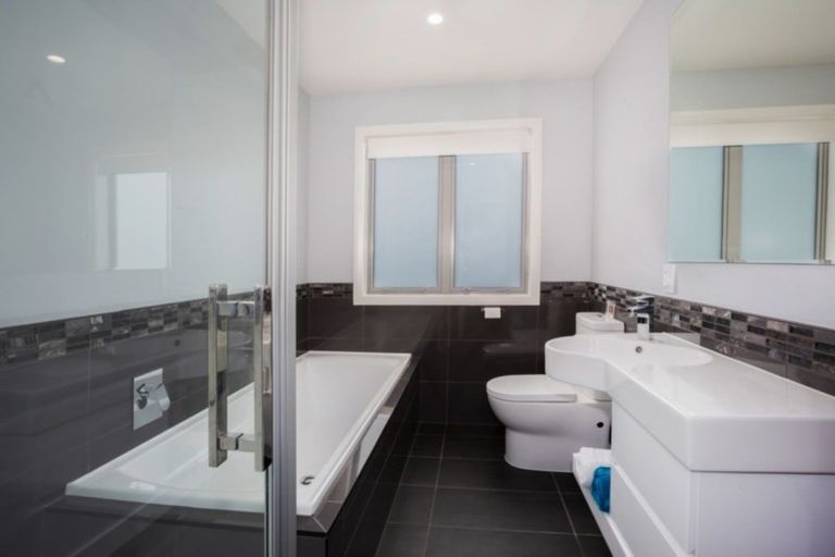 Photo of property in 2 Madeira Close, Whitby, Porirua, 5024