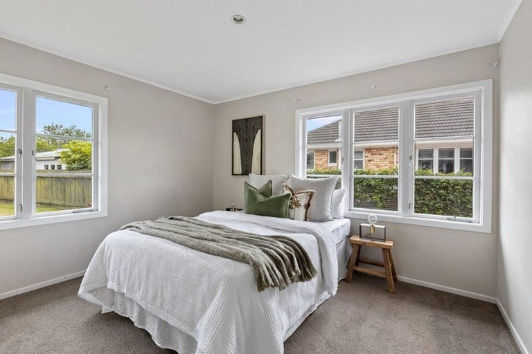 Photo of property in 12 London Street, Te Atatu Peninsula, Auckland, 0610