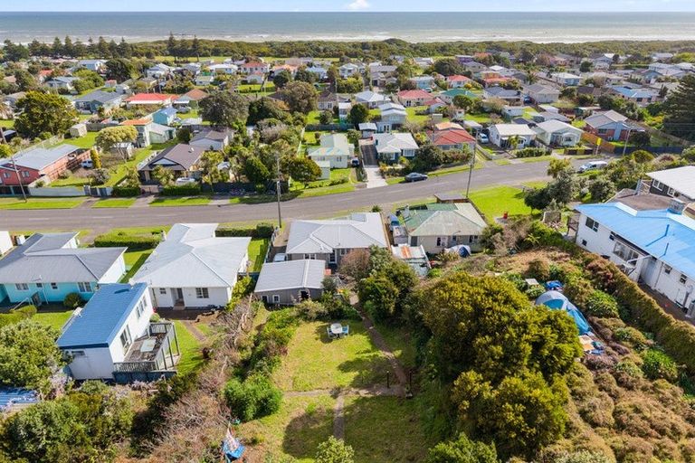 Photo of property in 128 Cornfoot Street, Castlecliff, Whanganui, 4501