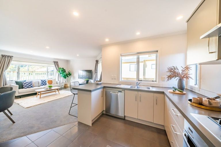Photo of property in 42a Landsdowne Terrace, Karori, Wellington, 6012