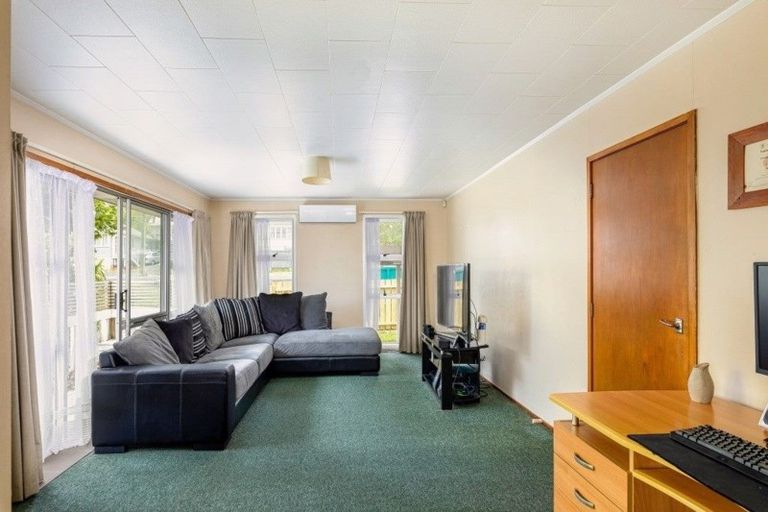 Photo of property in 1/185 Henderson Valley Road, Henderson, Auckland, 0612
