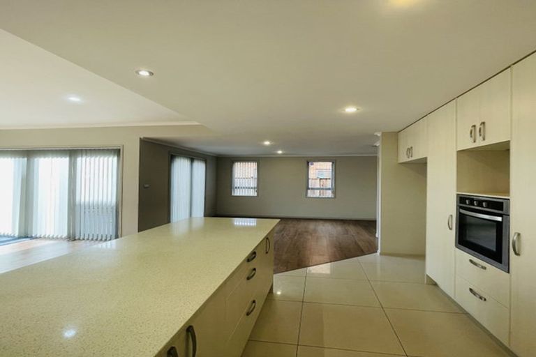 Photo of property in 23 Horizon Road, Oteha, Auckland, 0632
