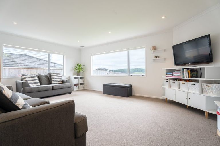 Photo of property in 21 Bickerton Rise, Churton Park, Wellington, 6037